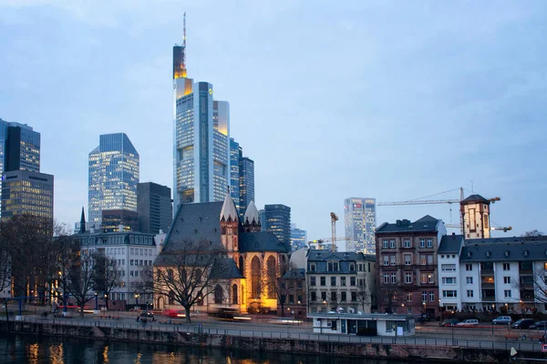 Frankfurt 'taki eski ve yeni, modern binaların (gökdelenler) manzarası.