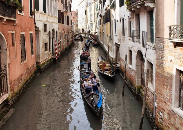 Los Turistas Recorren Las Góndolas Canales Entre Antiguos Edificios Históricos — Foto de Stock