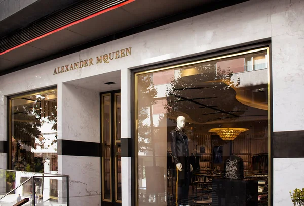 Nisantasi / İstanbul 'da popüler bir alışveriş ve yerleşim bölgesi olan bir İngiliz moda tasarımcısı ve modacı markası manzarası.