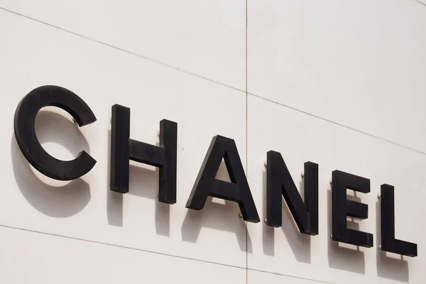 Meşhur Fransız moda ve lüks perakende mağazasının imzası Nisantasi / İstanbul 'da popüler bir alışveriş ve yerleşim bölgesi..