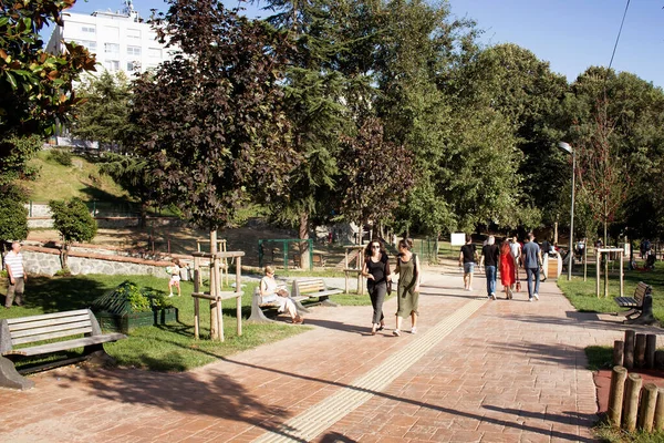 Vista Das Pessoas Que Caminham Parque Nisantasi Istambul Dia Ensolarado — Fotografia de Stock