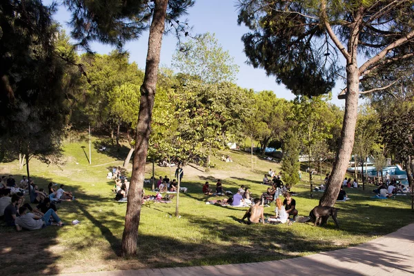 晴れた夏の日には ニサンタシ イスタンブールの公園の芝生の地面にぶら下がっている人々の眺め — ストック写真