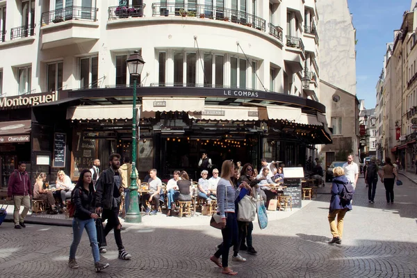 Люди Ходять Знаменитій Вулиці Монторгейл Парижі Традиційне Місце Кафе Бістро — стокове фото