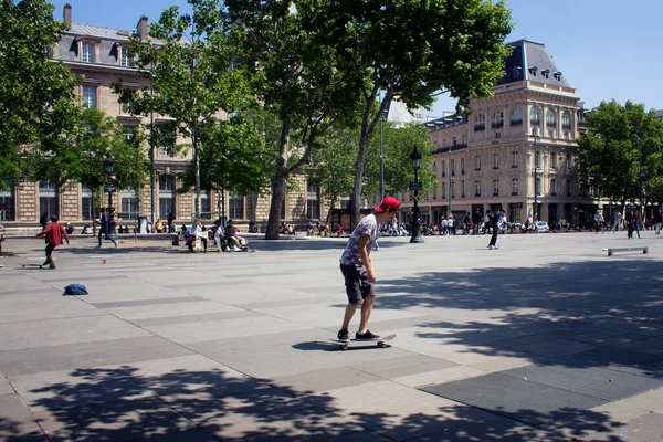 Los Jóvenes Patinan Plaza República París Imagen Muestra Cultura Juvenil —  Fotos de Stock