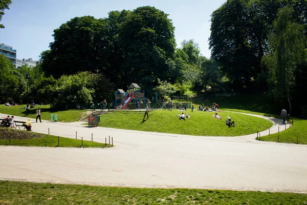 人们喜欢阳光灿烂的天气 孩子们在巴黎公园 Parc Des Buttes Chaumont 的操场上玩耍 今天是春天的一天 — 图库照片