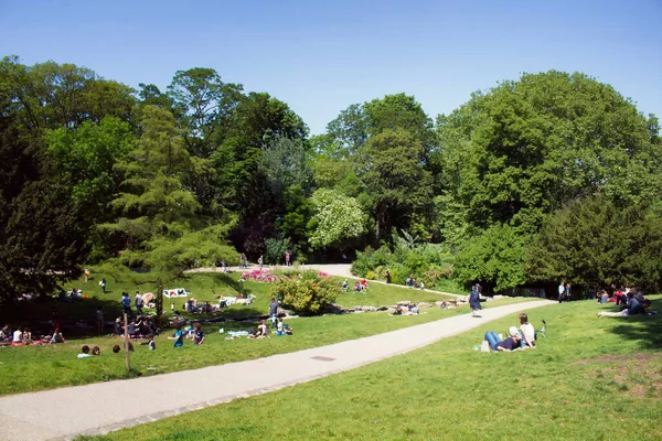Pessoas Gostam Tempo Ensolarado Parque Parc Des Buttes Chaumont Paris — Fotografia de Stock