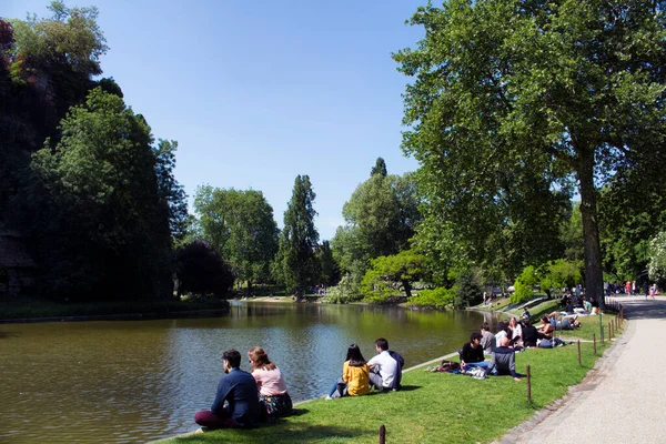 Gente Gode Tempo Soleggiato Vicino Lago Nel Parco Parc Des — Foto Stock