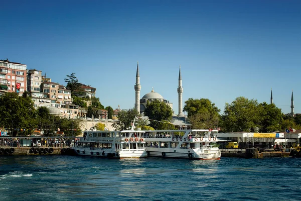 Vista Ferryboats Píer Uskudar Dia Ensolarado Verão Istambul — Fotografia de Stock
