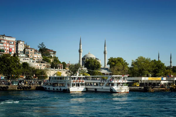 İstanbul 'da güneşli bir yaz gününde feribot ve Uskudar iskelesi manzarası.