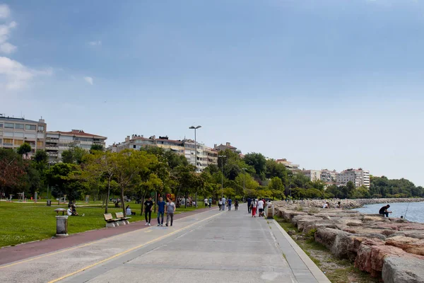 Vista Pessoas Andando Desfrutando Tempo Ensolarado Por Bosphorus Imagem Capturada — Fotografia de Stock