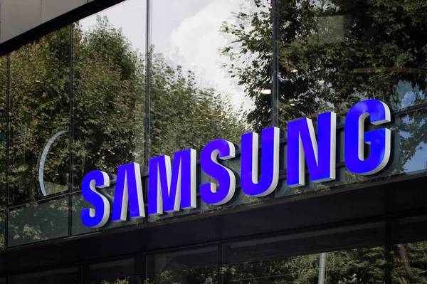 Güney Koreli çok uluslu bir teknoloji şirketinin tabelaları. Görüntü, İstanbul 'un Asya yakasında yer alan Kadıköy' ün Bağdat Bulvarı 'nda çekildi..