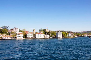 İstanbul 'un Asya yakasında tekne turundan bir mahalle manzarası
