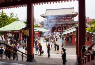 İnsanlar Asakusa 'daki Senso-ji tapınağını ziyaret ediyor.