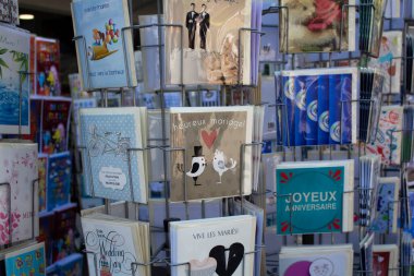 Paris 'teki Rue Montorgueil caddesindeki evliliklerle ilgili raflardaki Fransız kartpostallarını kapat.