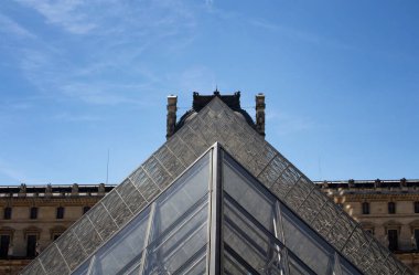 Paris 'teki Louvre Müzesi' nde farklı bir açıdan ünlü cam piramit. Dünyanın en büyüğü.