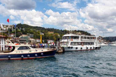 Bebek feribot istasyonunun manzarası. İnsanlar gemiden iniyor..