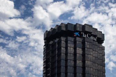 Barcelona 'daki ünlü İspanyol bankasının arka planı bulutlu mavi gökyüzü manzaralı alt manzarası. Güneşli bir yaz günü..