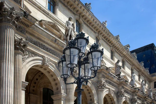 Традиційна Вулична Лампа Перед Музеєм Лувр — стокове фото