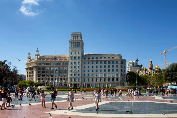 Vista Gente Caminando Famosa Plaza Ciudad Llamada Placa Catalunya Barcelona — Foto de Stock