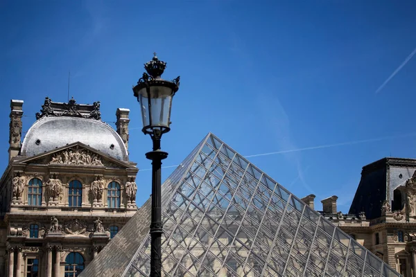 Farola Frente Famosa Pirámide Vidrio Patio Del Museo Del Louvre — Foto de Stock