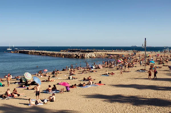 Widok Wielu Ludzi Leżących Piasku Opalających Się Słynnej Plaży Barceloneta — Zdjęcie stockowe
