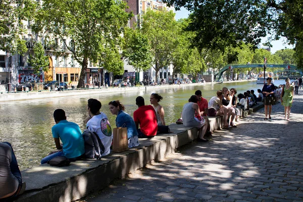 Ludzie Przesiadują Przy Canal Saint Martin Pod Drzewami Paryżu Cienie — Zdjęcie stockowe