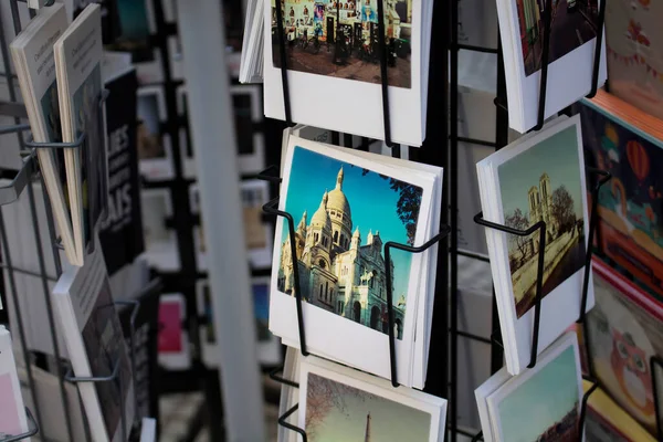Paris 'teki Montorgueil Caddesi' ndeki kilise hakkındaki raflardaki Fransız kartpostallarını kapat.