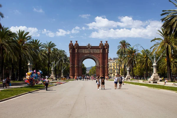 Вид Прогуливающихся Людей Пальмы Триумфальной Арки Барселоне Которая Является Классической — стоковое фото