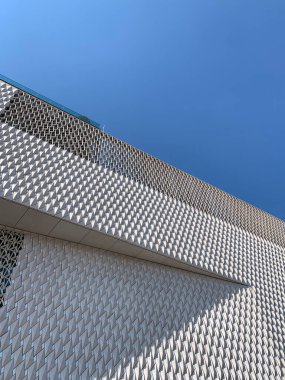 İstanbul 'da yeni açılan çağdaş sanat müzesinin açık mavi arka planlı alt manzarası. Güneşli bir sonbahar günü..