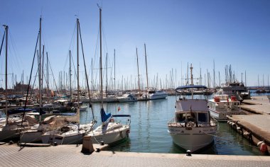 Palma de Mallorca marinasında park etmiş birçok yatın görüntüsü. Batı Akdeniz 'de, İspanya' nın Mayorka adasının merkezi ve tatil beldesi..