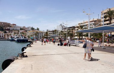 İnsanlar İbiza rıhtımında yürüyor. İspanya 'nın Akdeniz' deki bir takımadası olan Balear adalarından biridir..
