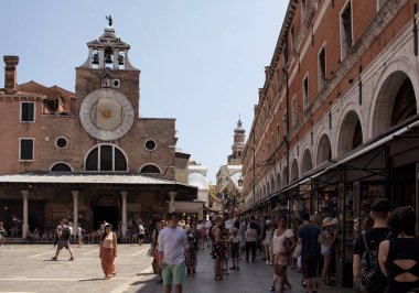 Venedik / İtalya 'daki San Giacomo di Rialto Kilisesi' nden birçok turist ve gif dükkanı. Katolik gotik binası 1071 yılına dayanıyor. Ön cephesinde 15. yüzyıldan kalma büyük bir simge var..