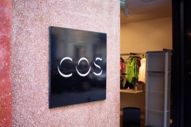 Paris 'in Le Marais bölgesindeki uluslararası İsveç moda mağazasının imzası.