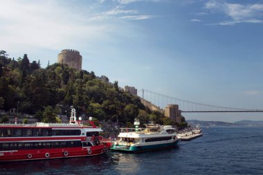 Boshorus, FSM Köprüsü ve Rumelihisari adlı iki büyük motorlu tekne görülüyor.