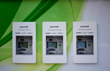 Türkiye 'deki en büyük özel banklardan birinin ATM makineleri. Görüntü, İstanbul 'un Asya yakasında yer alan Kadıköy' ün Bağdat Bulvarı 'nda çekildi..