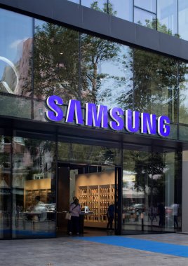 Güney Koreli çok uluslu bir teknoloji şirketinin mağazaya giriş görüntüsü. Görüntü, İstanbul 'un Asya yakasında yer alan Kadıköy' ün Bağdat Bulvarı 'nda çekildi..