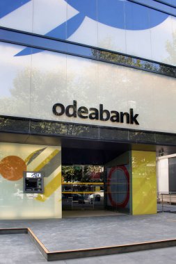 Türkiye 'de özel bir bankanın şube girişi. Görüntü, İstanbul 'un Asya yakasında yer alan Kadıköy' ün Bağdat Bulvarı 'nda çekildi..