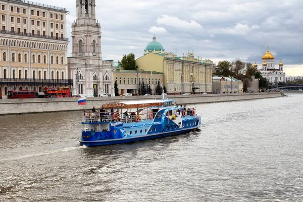 Azul Barco Excursión Tradicional Río Moskva Moscú Catedral Cristo Salvador — Foto de Stock
