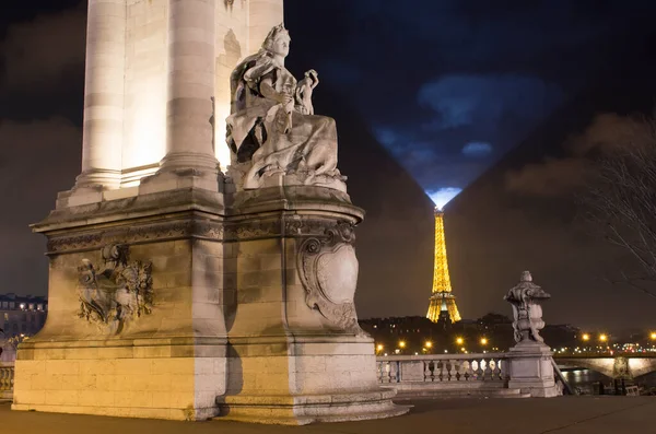 ポンアレクサンドル3世橋の彫刻の夜景 エッフェル塔はパリの背景にあります — ストック写真