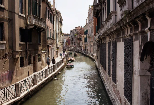 Algunas Personas Caminan Por Canal Algunas Montan Góndolas Venecia Italia — Foto de Stock