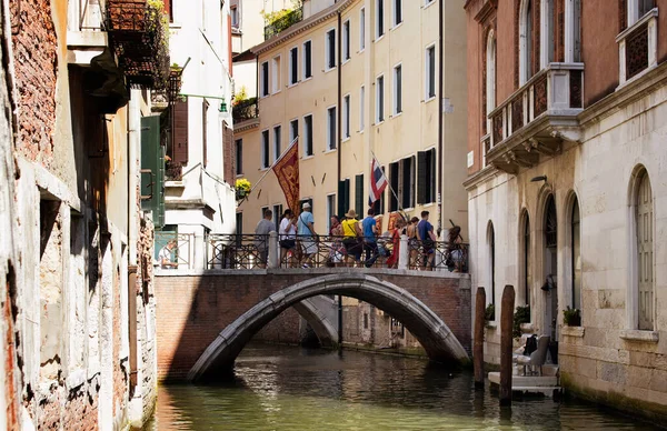 Vista Gente Puente Venecia Italia — Foto de Stock