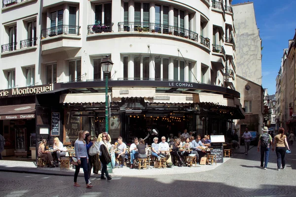 Gente Cammina Sulla Famosa Rue Montorgueil Parigi Tradizionale Caffè Bistrot — Foto Stock