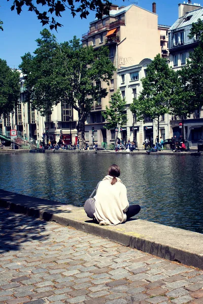 Женщина Наслаждается Солнечной Погодой Канале Сен Мартен Париже — стоковое фото