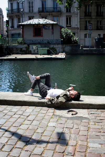Человек Лежит Канала Сен Мартен Париже — стоковое фото