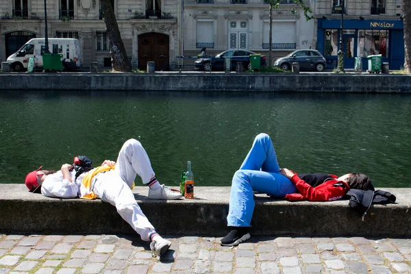 Женщина Мужчина Лежат Каналу Сен Мартен Париже Образ Показывает Молодежную — стоковое фото