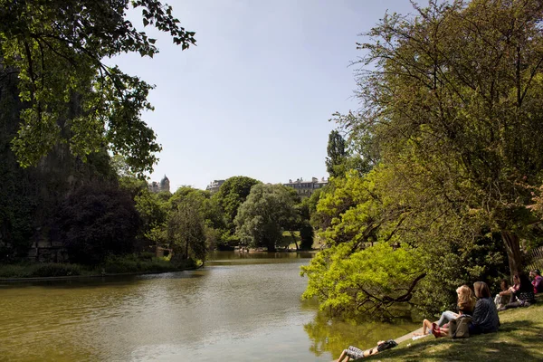 パリの公園 Parc Des Buttes Chaumont では湖による晴天を楽しむことができます — ストック写真