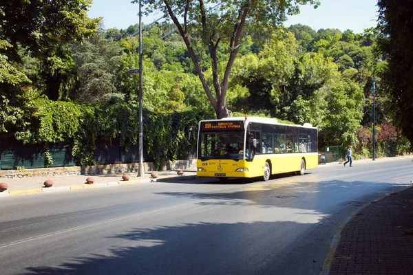 İstanbul 'da toplu taşıma otobüsünün görüntüsü.