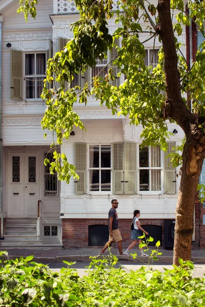 在伊斯坦布尔的Moda社区 男人和女人走在一栋白色的 木制的 历史性的房子旁边 在亚洲一侧 今天是阳光灿烂的夏日 — 图库照片