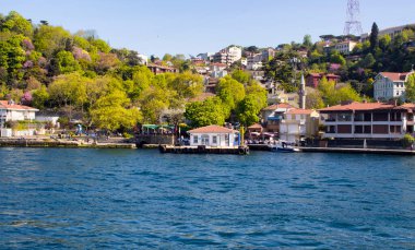 İstanbul 'un Asya yakasında tekne turundan bir mahalle manzarası