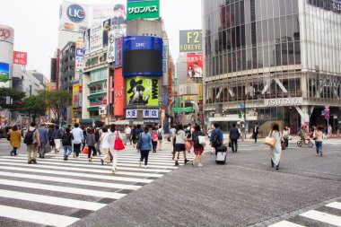 Tokyo 'dan ünlü Shibuya geçidi.